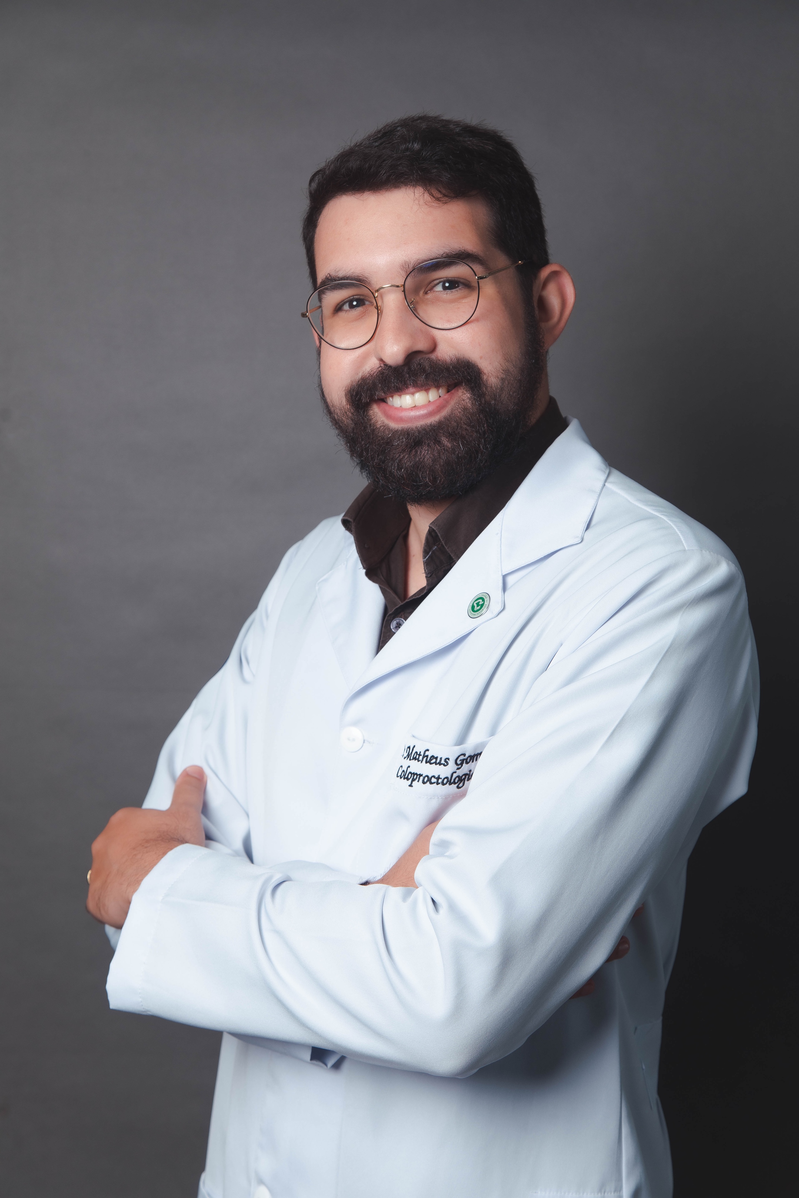 Dr. Matheus Gomes usando jaleco branco